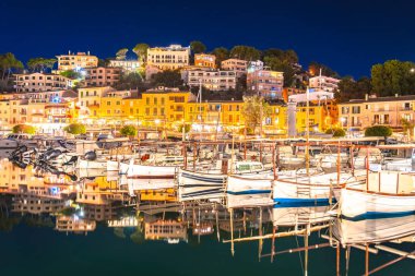 Mallorca Adası, Port de Soller 'in sahne limanı ve rıhtımı akşam manzarası. İspanya 'nın Balear adaları