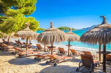 Formentor Sahili manzaralı turkuaz deniz şezlongları ve güneş gözlüğü manzaralı, Mallorca Adası. İspanya 'nın Balear adaları