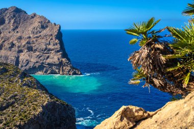 Cap Formentor yarımadası uçurumlarının manzaralı manzarası. Mallorca Adası. İspanya 'nın Balear adaları.