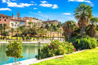 Palma de Mallorca 'daki Parc de la Mar şehri manzaralı. Mallorca Adası. İspanya 'nın Balear adaları.