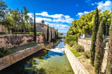 Torrent de sa Riera nehri ve Palma de Mallorca duvarları manzarası. Mallorca Adası. İspanya 'nın Balear adaları.