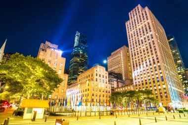 New York şehrinin destansı silueti. Sarı ışıklarla, Amerika Birleşik Devletleri.