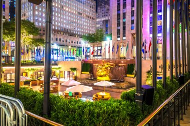 Rockefeller Plaza Meydanı, New York akşam manzaralı. Amerika Birleşik Devletleri