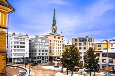 Sankt Moritz sokağı ve ana meydan manzaralı kış manzarası, İsviçre Alpleri