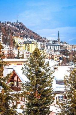 İsviçre 'nin Graubunden bölgesindeki Sankt Moritz kasabası, lüks kış seyahatleri manzaralı.