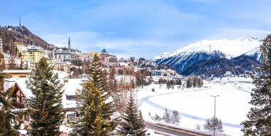 İsviçre 'nin Graubunden bölgesindeki Sankt Moritz kasabası ve donmuş gölü lüks kış seyahatleri varış noktası panoramik manzara