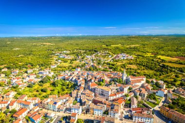 Bale, Hırvatistan. Tarihi taş kasaba Bale ve Istria 'nın yeşil ovalar panoramik manzarası. Hırvatistan 'ın Adriyatik bölgesi
