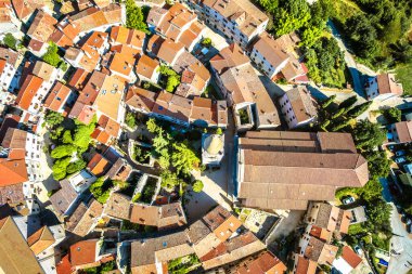 Bale, Hırvatistan. Istria 'nın tarihi taş kasabası Bale kuş bakışı. Hırvatistan 'ın Adriyatik bölgesi