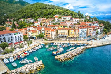 Moscenicka Draga turkuvaz kıyı manzarası, Hırvatistan 'ın Kvarner körfezindeki turizm beldesi