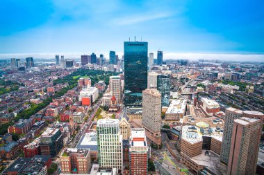 Boston, MA. Boston ufuk çizgisi yukarıdan panoramik manzara. Massachusetts Eyaleti ABD