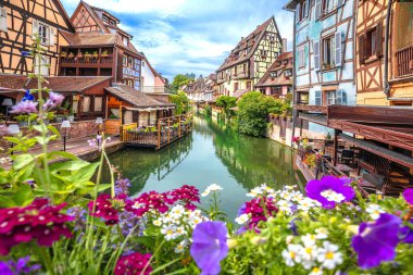 Colmar, Fransa. Manzaralı kanal ve tarihi mimari manzara, Fransa 'nın Alsace bölgesi