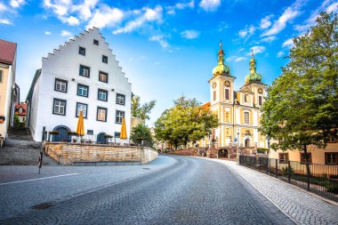 Donaueschingen, Almanya. Donaueschingen kilisesi ve sokak manzarası, Schwarzwald, Almanya 'nın Baden Wurttemberg bölgesindeki Tuna Nehri' nin kaynağı