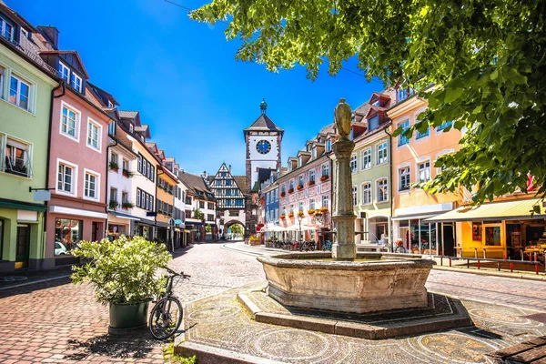 Freiburg im Breisgau Çeşmesi ve tarihi kaldırım dikey manzarası, Almanya 'nın Baden Wurttemberg Bölgesi