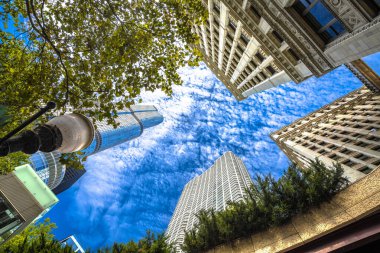 Chicago, ABD. Chicago gökdelenleri ve mimari manzarası aşağıdan, Illinois eyaleti, ABD