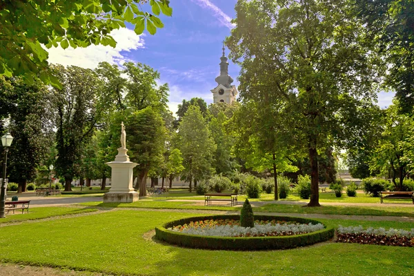 Zielony park i kościół w Bjelovar — Zdjęcie stockowe