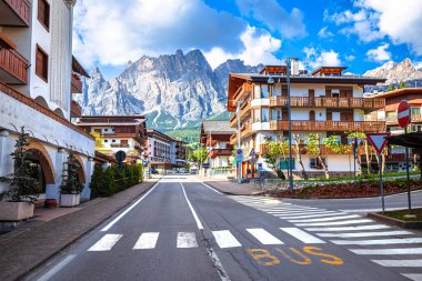 Alp şehri Cortina D Ampezzo sokağı ve Alplerin zirveleri, İtalya 'nın Venedik bölgesi