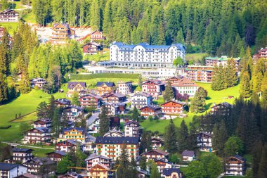 İtalya 'nın Venedik bölgesinin Cortina D Ampezzo manzaralı dağlık yamaçları