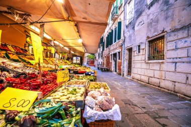 Venedik, İtalya. Kuzey İtalya Venedik manzaralı caddede meyve ve sebze standı