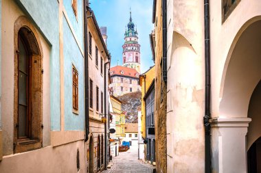 Cesky Krumlov. Çek Cumhuriyeti 'nin Güney Bohemya Bölgesi' ndeki Cesky Krumlov kasabasının manzaralı caddesi.