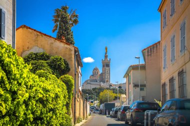 Marsilya Caddesi ve Notre Dame de la Garde Kilisesi güney Fransa 'da tepe manzaralı