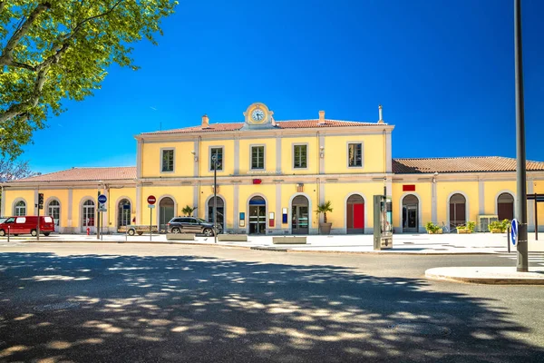 Aix En Provence caddesi ve merkez tren istasyonu manzarası. Provence, Güney Fransa