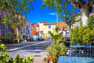 Frejus, Fransa. Frejus kasabasının ana renkli kare manzarası, Fransa 'nın güneyinde.