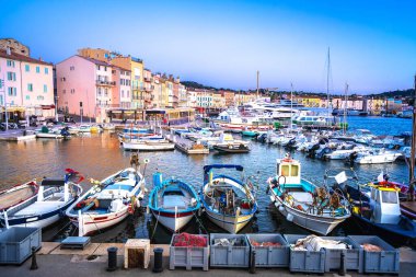 Saint Tropez, Fransız Rivierası. Saint Tropez limanı ve deniz manzaralı lüks bir köy. Güney Fransa