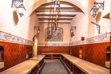 Saint Tropez, Fransız Rivierası. Saint Tropez caddesi balık pazarı manzaralı. Güney Fransa