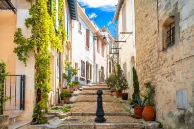Arles, Fransa. Güney Fransa 'nın eski Arles şehrindeki antik kaldırımlı cadde.