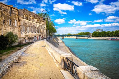 Arles, Fransa. Rhone Nehri kıyısı Antik Arles manzaralı, Güney Fransa