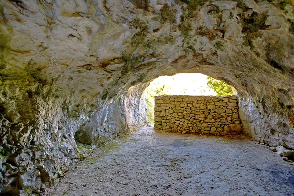 对岛上的铁托的洞穴 — 图库照片