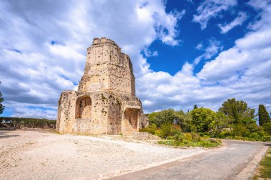 Nimes, Fransa. Fransa 'nın güneyindeki Nimes şehrindeki Magne Kulesi