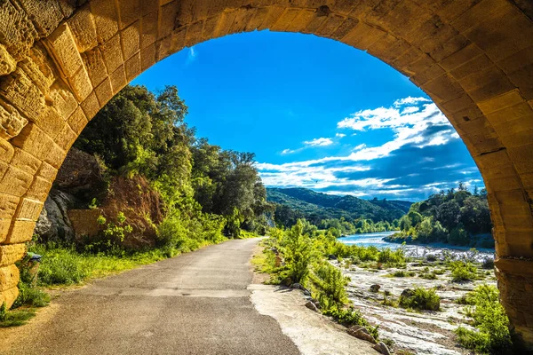 Pont du Gard 'ın kemeri antik Roma su kemeri Güney Fransa' daki Gardon nehrinin üzerinde..