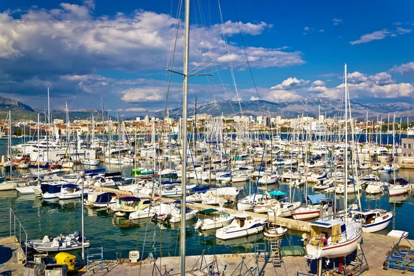 Cidade de Split vela e iatismo porto — Fotografia de Stock