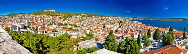 Sibenik şehir rooftops panorama — Stok fotoğraf