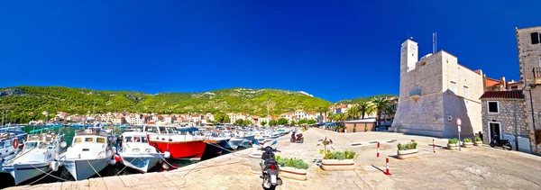 Pueblo de Komiza vista panorámica frente al mar —  Fotos de Stock