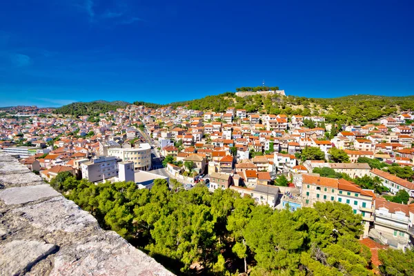 Město Šibenik a hill pevnost zobrazení — Stock fotografie