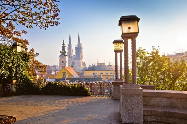 Torres históricas de Zagreb vista do nascer do sol Imagens De Bancos De Imagens