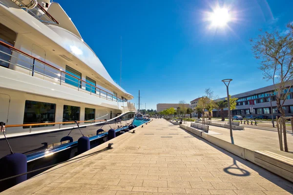 Split west coast walkway and luxury yachts dock — Stock Photo, Image