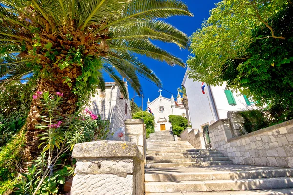 Vecchia strada in pietra e chiesa a Rogoznica — Foto Stock