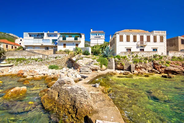 Rotsachtige kust van Komiza op eiland Vis — Stockfoto