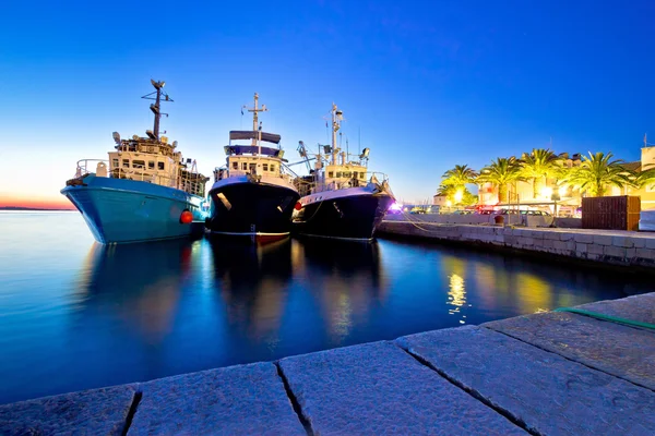 Rybářské lodě v přístavu večerní pohled — Stock fotografie