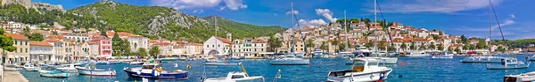 Hvar yachting haven en historische architectuur panoramisch — Stockfoto