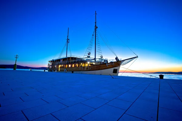Vecchia barca a vela in legno alla sera blu — Foto Stock