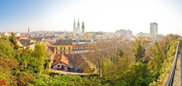 Gamla Zagreb panorama i morgondimman — Stockfoto