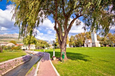 Sonbahar görünümü park ve kilise solin