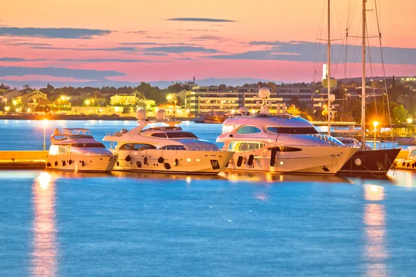 Iates de luxo no porto de Zadar vista noturna — Fotografia de Stock
