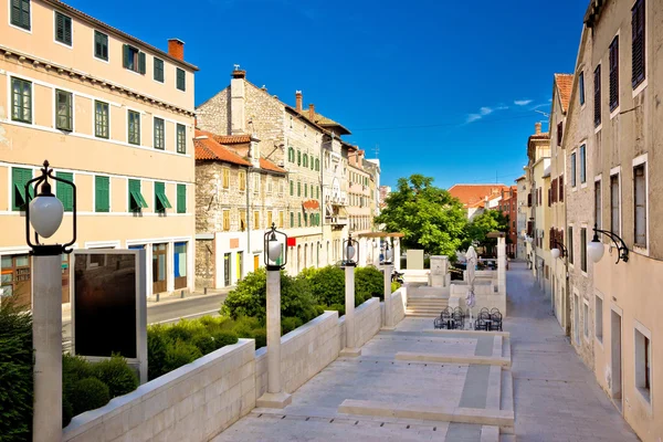 Clássica rua dálmata na cidade de Sibenik — Fotografia de Stock