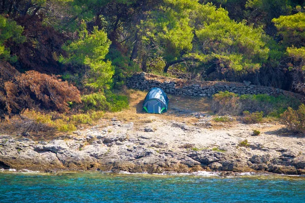 Tenda nel deserto in riva al mare — Foto Stock