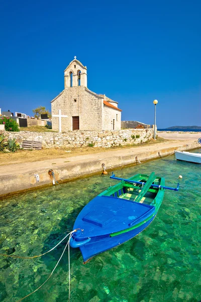 Malowniczej dalmatyńskiej kaplica nad morzem — Zdjęcie stockowe